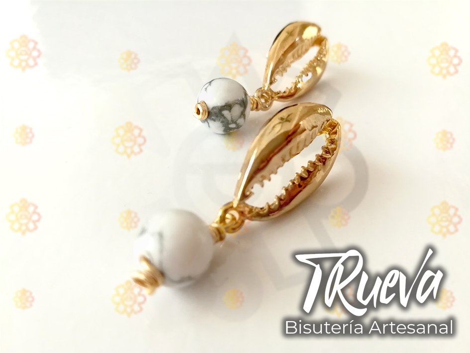 Pendientes chapa de oro caracol y piedra howlite