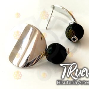 Pendientes circulares color plateado con piedra volcánica