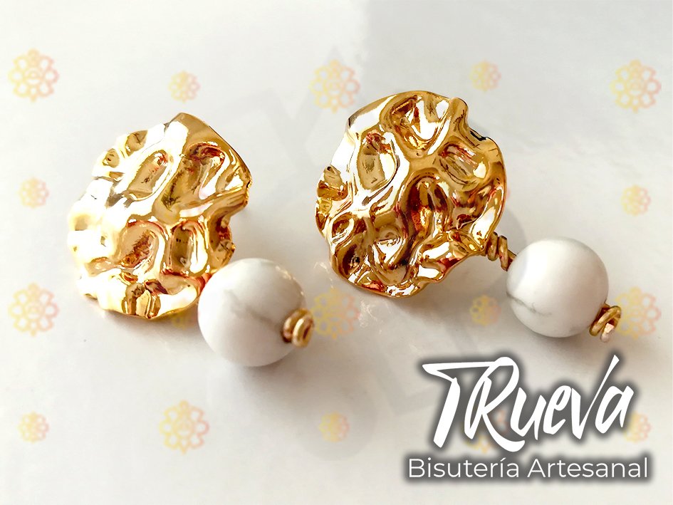 Pendientes chapa de oro con piedra howlite blanca