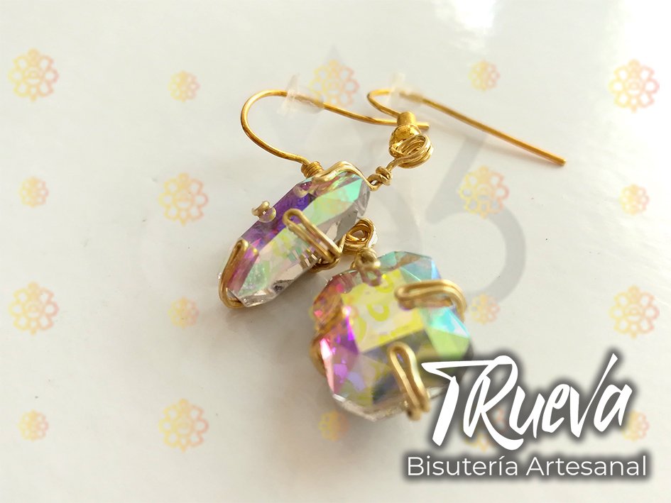 pendientes dorados con cuenta de cristal imitación diamante de color - Image 2