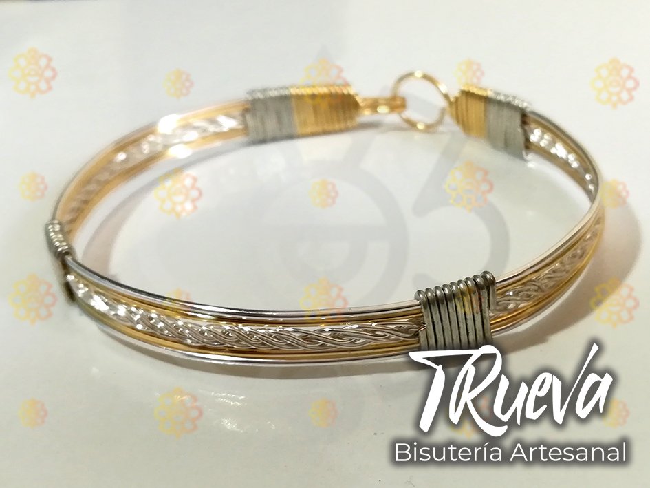 01 - Brazalete TRueba trenzado tipo C dorada y plateado artesanal - Image 2