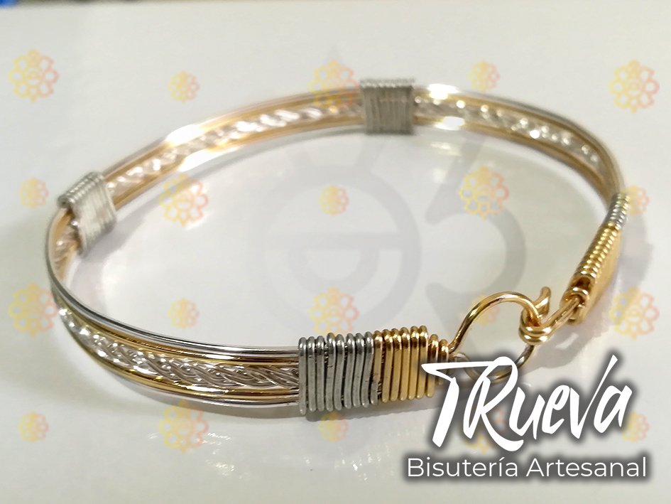 01 - Brazalete TRueba trenzado tipo C dorada y plateado artesanal - Image 3