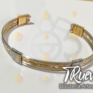 05 - Brazalete TRueba trenzado tipo C abierto plateado con dorado artesanal
