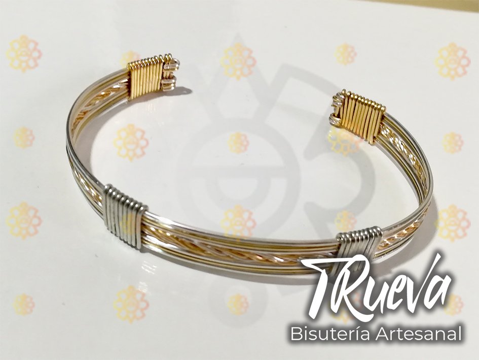 05 - Brazalete TRueba trenzado tipo C abierto plateado con dorado artesanal